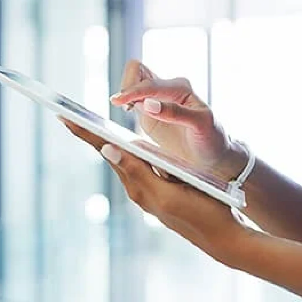 healthcare-document-management-medical-assistant-recording-patient-record